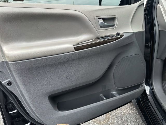 Used 2019 Toyota Sienna XLE image 14