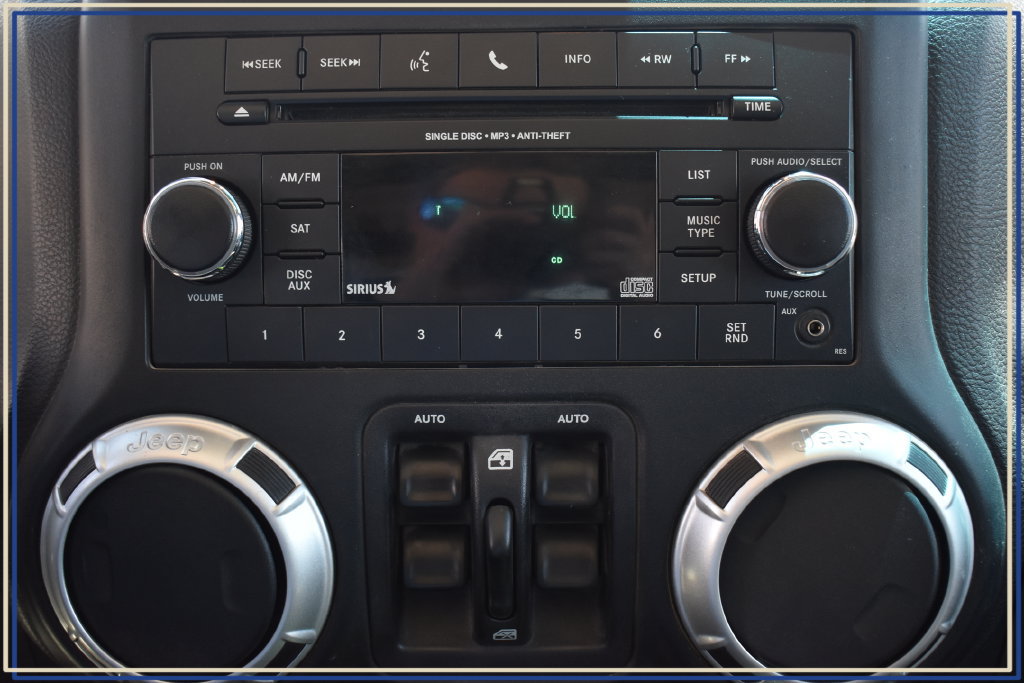 Used 2018 Jeep Wrangler Unlimited Sahara w/ Connectivity Group AWD/4WD image 29