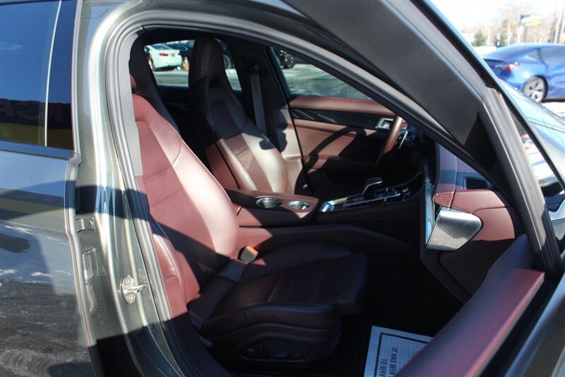 Used 2022 Porsche Panamera 4 AWD/4WD image 17