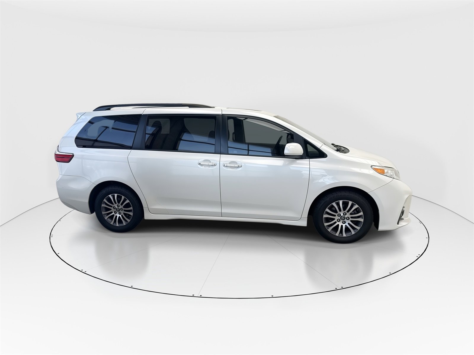 Used 2018 Toyota Sienna XLE w/ XLE Navigation Package image 9