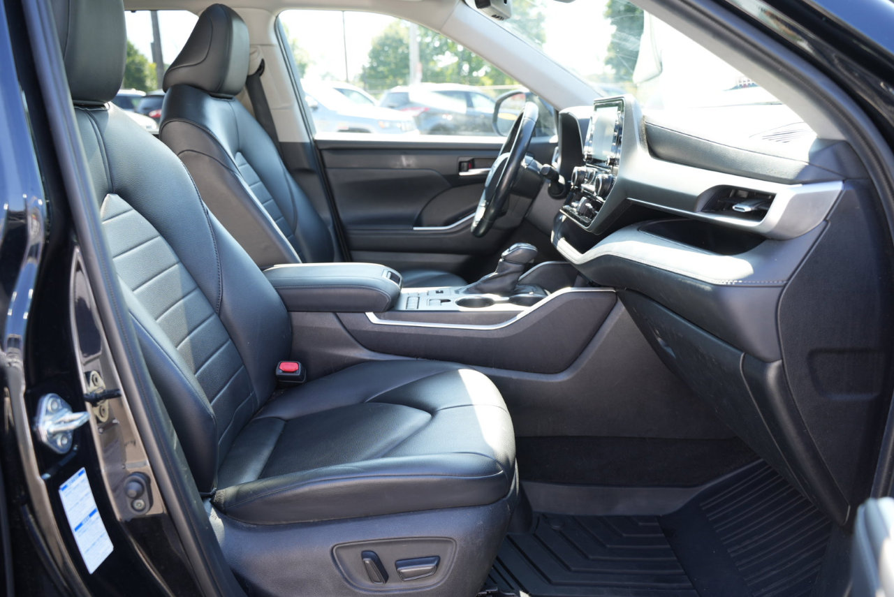 Used 2020 Toyota Highlander XLE image 23