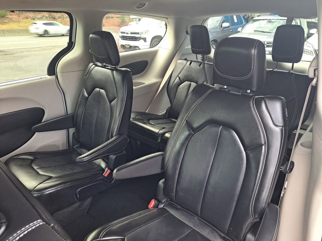 Used 2024 Chrysler Pacifica Touring-L image 12