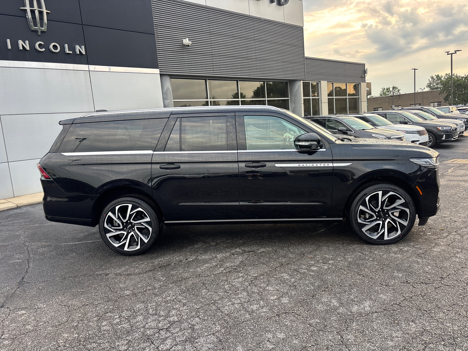New 2027 Lincoln Navigator L Reserve AWD/4WD image 8