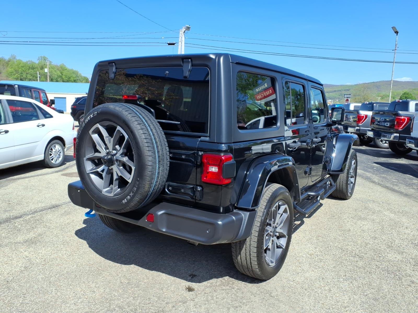 Used 2024 Jeep Wrangler Unlimited w/ Convenience Group AWD/4WD image 3