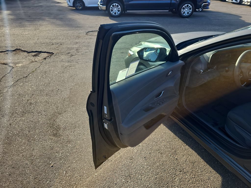 Used 2025 Hyundai Elantra SE FWD image 10