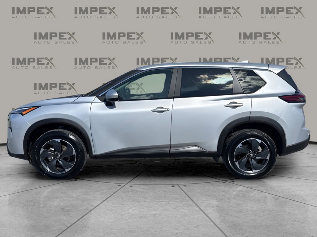 Used 2025 Nissan Rogue SV image 2