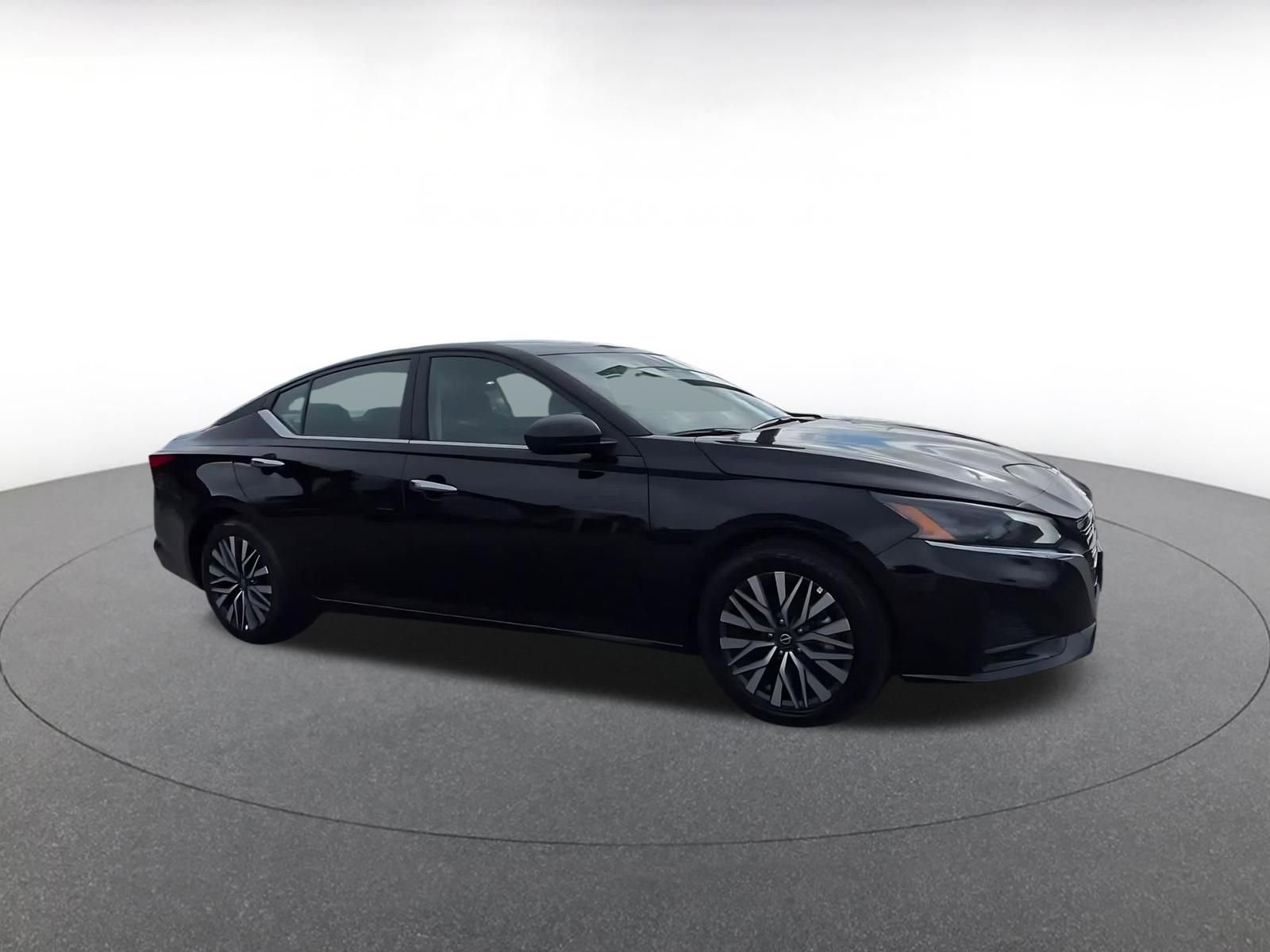 Used 2025 Nissan Altima 2.5 SV FWD image 2