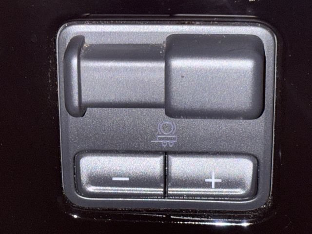 Used 2020 GMC Sierra 1500 SLT RWD image 32