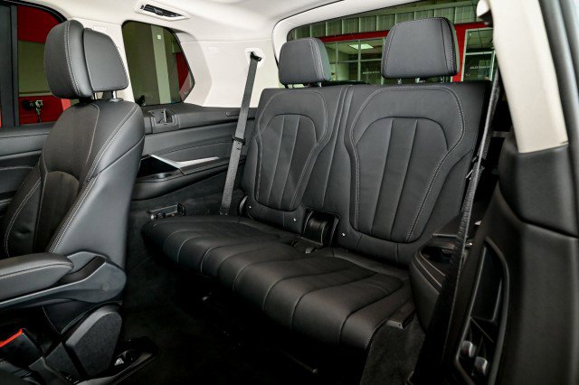 Used 2022 BMW X7 xDrive40i w/ Premium Package image 23
