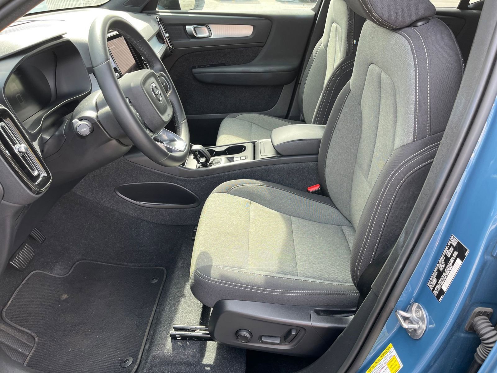 Used 2024 Volvo XC40 B5 Core image 23
