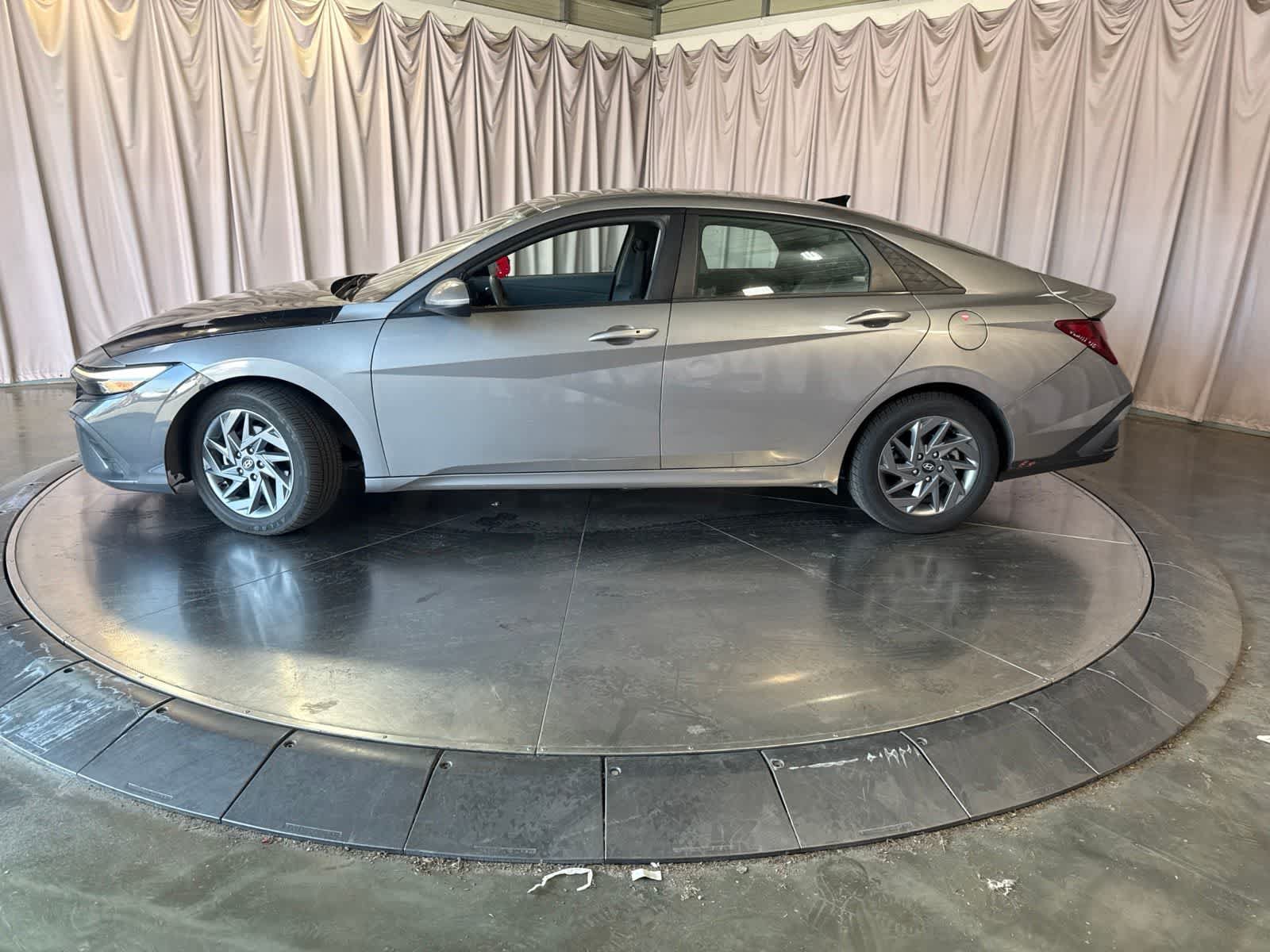 Used 2024 Hyundai Elantra Blue FWD image 4