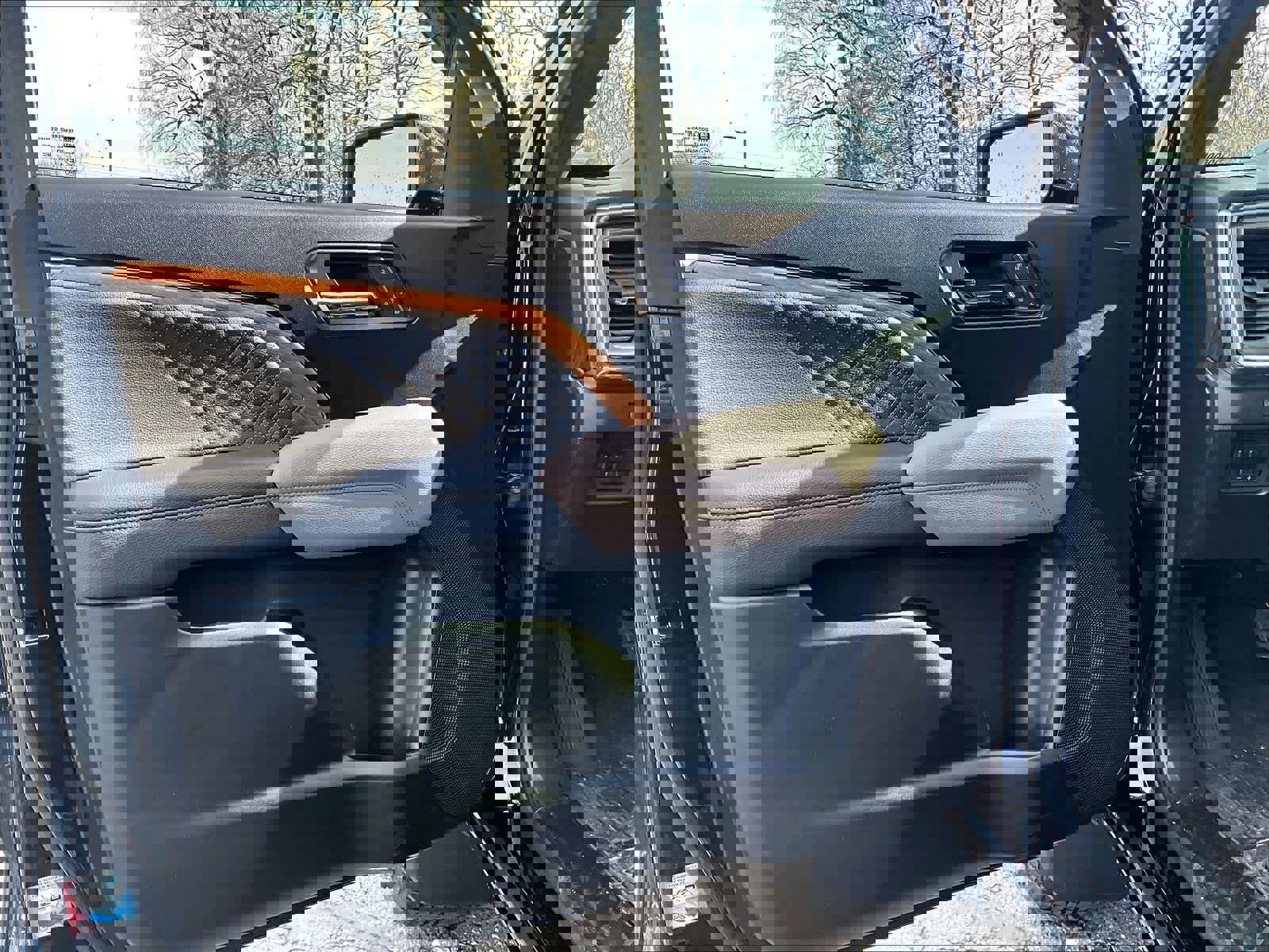 Used 2024 GMC Canyon Denali image 9