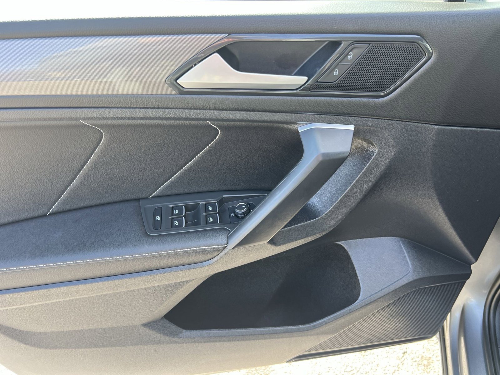 Used 2023 Volkswagen Tiguan SE image 15