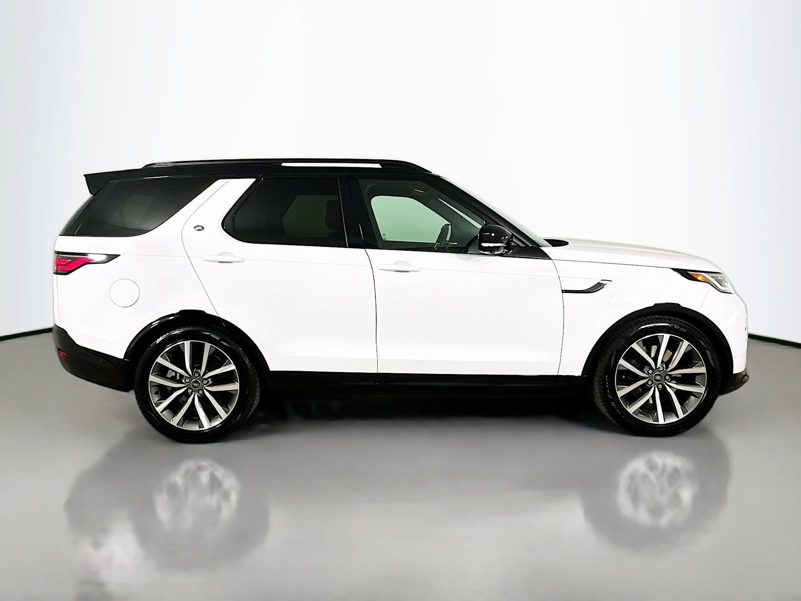 Used 2025 Land Rover Discovery Dynamic SE AWD/4WD image 4