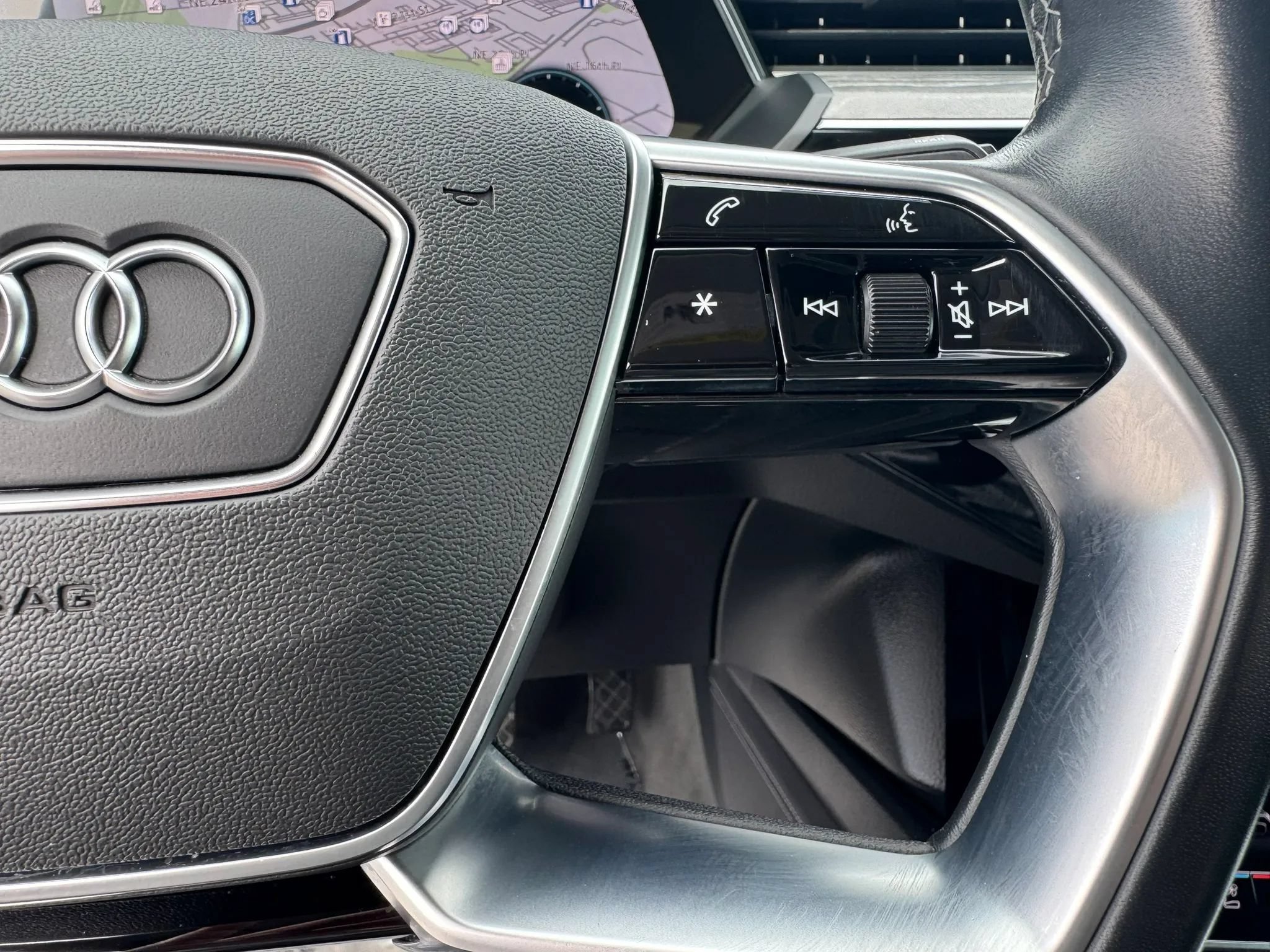 Used 2022 Audi e-tron Premium Plus w/ Premium Plus Package AWD/4WD image 32