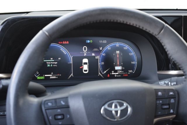 Used 2023 Toyota Crown Limited image 30