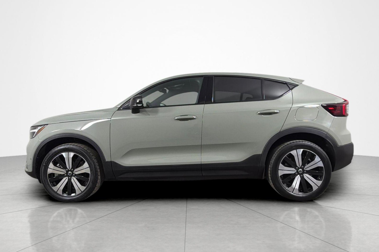 Used 2023 Volvo C40 P8 Recharge Plus AWD/4WD image 2