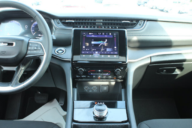 Used 2025 Jeep Grand Cherokee L Laredo AWD/4WD image 17