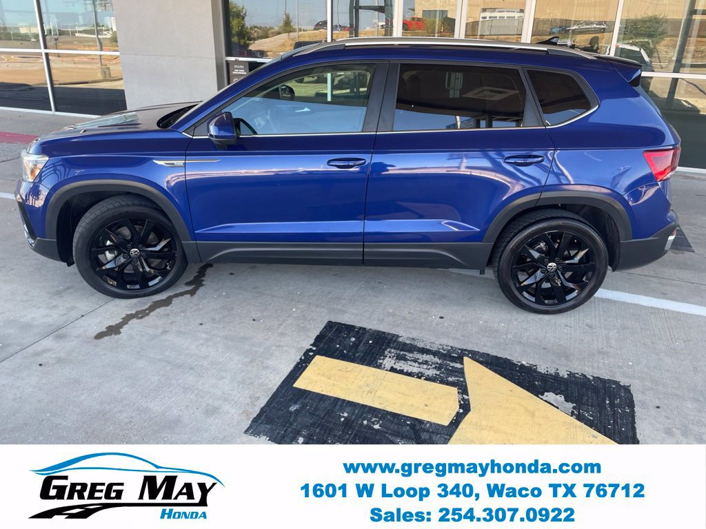 Used 2022 Volkswagen Taos SE w/ Panoramic Sunroof Package FWD image 11