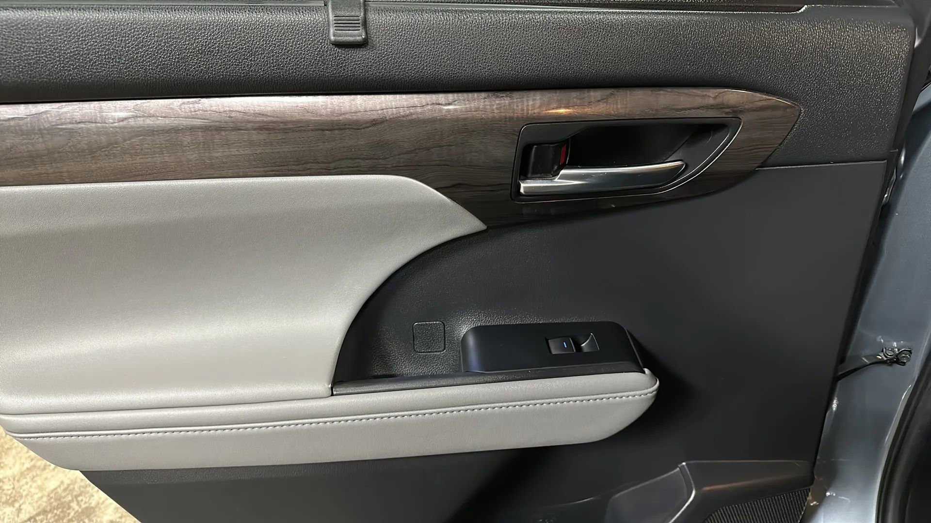 Used 2021 Toyota Highlander Limited image 12