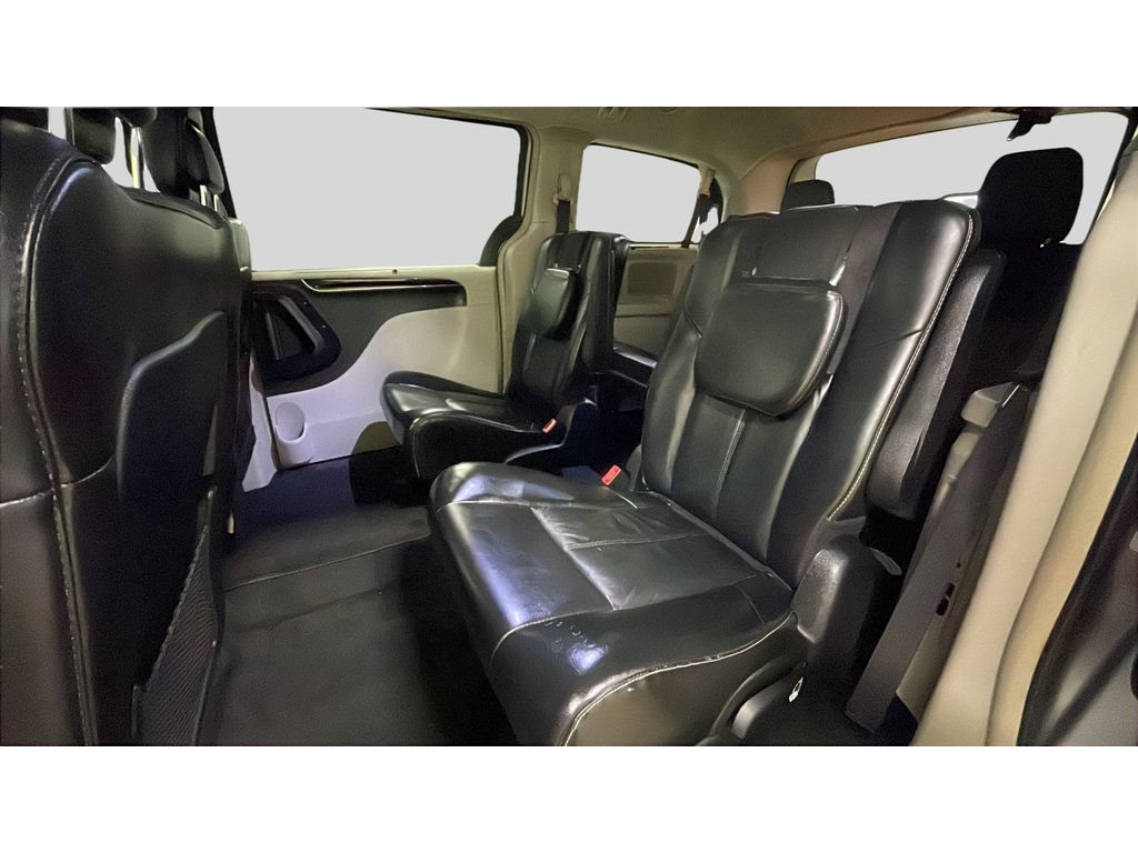 Used 2015 Chrysler Town & Country Limited Platinum FWD image 16