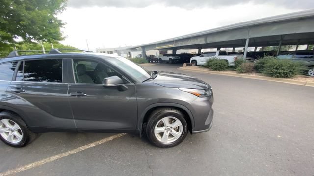 Used 2023 Toyota Highlander LE AWD/4WD image 2