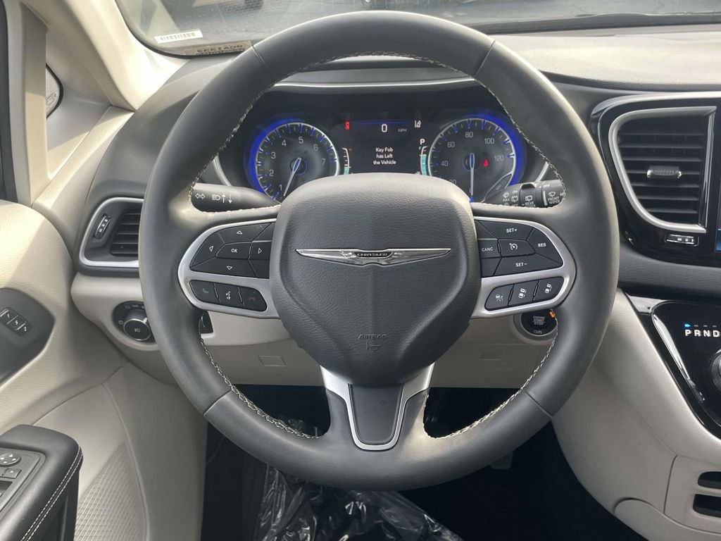 Certified 2023 Chrysler Pacifica Touring-L image 22