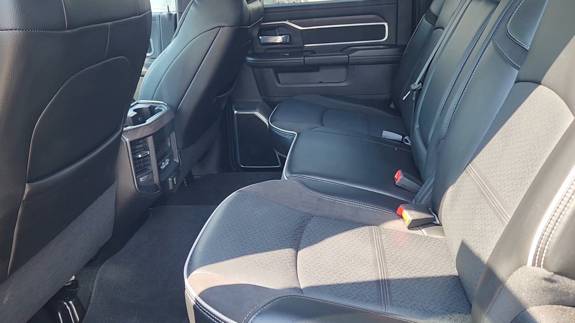 Used 2025 RAM 2500 Laramie AWD/4WD image 36