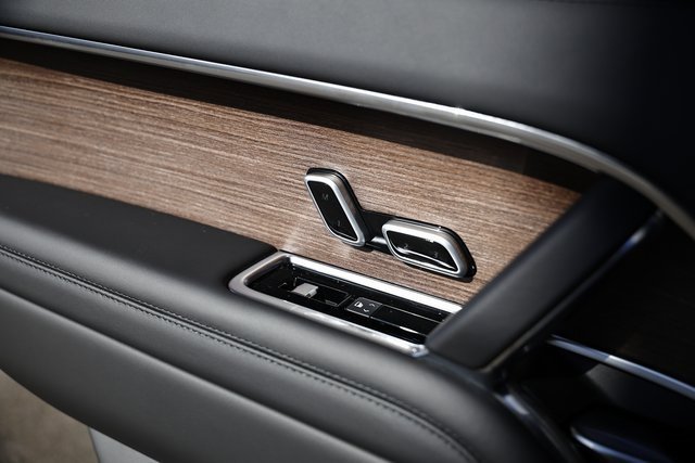 New 2025 Land Rover Range Rover Long Wheelbase SE image 28