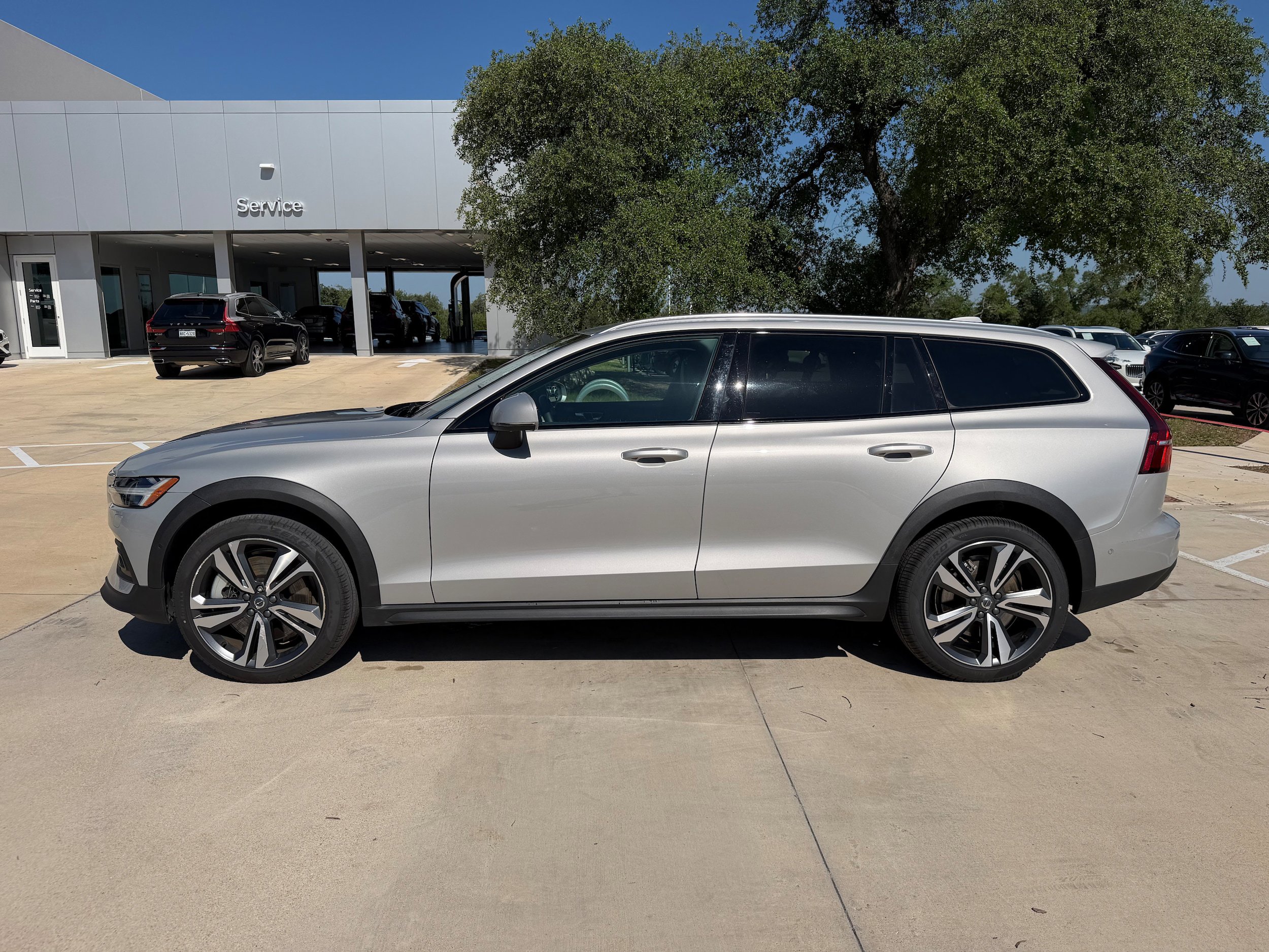 Certified 2025 Volvo V60 B5 Cross Country Plus AWD/4WD image 3
