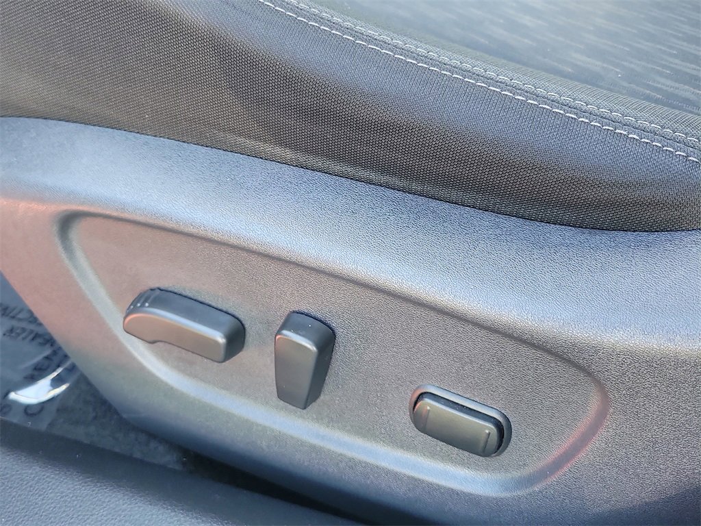 Used 2018 Nissan Rogue SV w/ Premium Package image 16