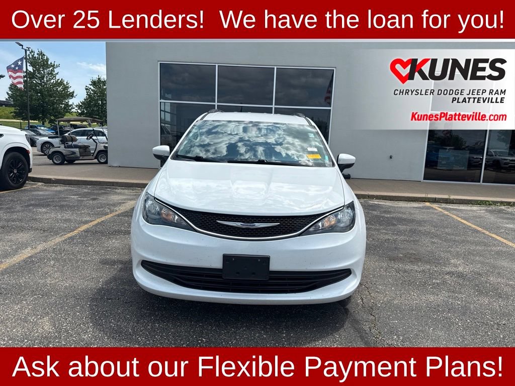 Used 2018 Chrysler Pacifica Touring w/ Tire & Wheel Group FWD image 11