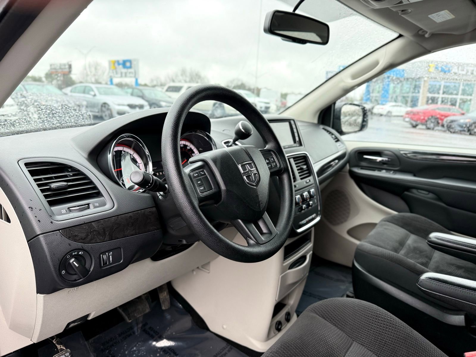 Used 2018 Dodge Grand Caravan SE w/ UConnect Hands-Free Group image 15