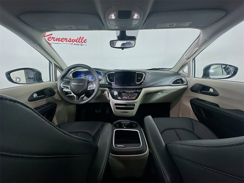 Used 2024 Chrysler Pacifica Touring-L image 10