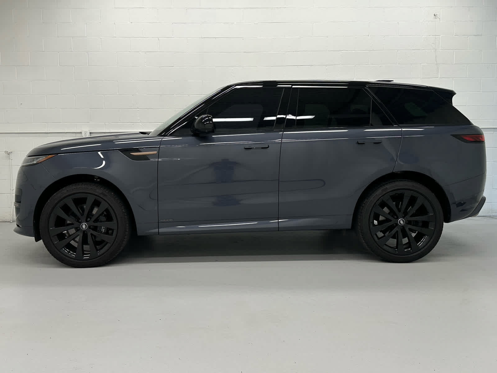 Used 2025 Land Rover Range Rover Sport Autobiography AWD/4WD image 3