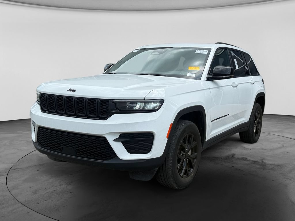 Used 2024 Jeep Grand Cherokee Altitude AWD/4WD image 4