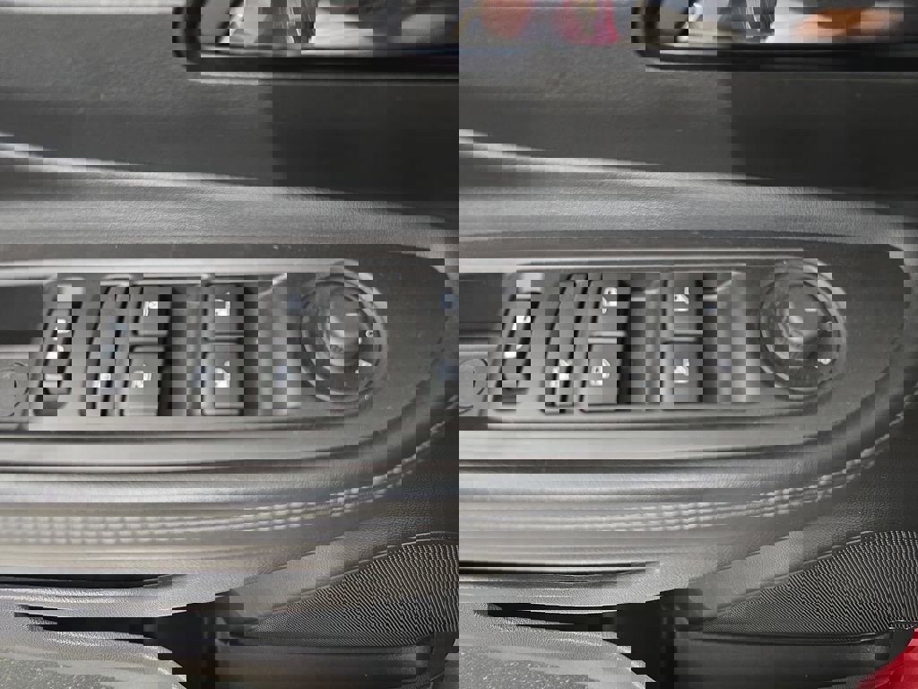 Used 2018 Buick Encore Essence image 30