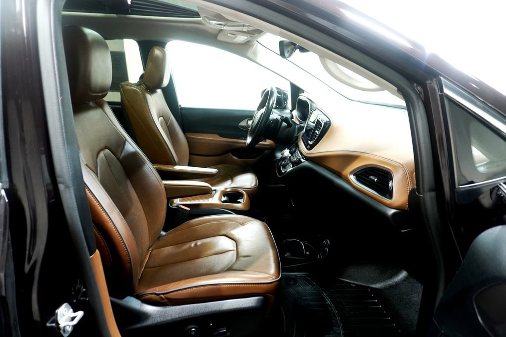 Used 2019 Chrysler Pacifica Limited w/ Tire & Wheel Group image 14