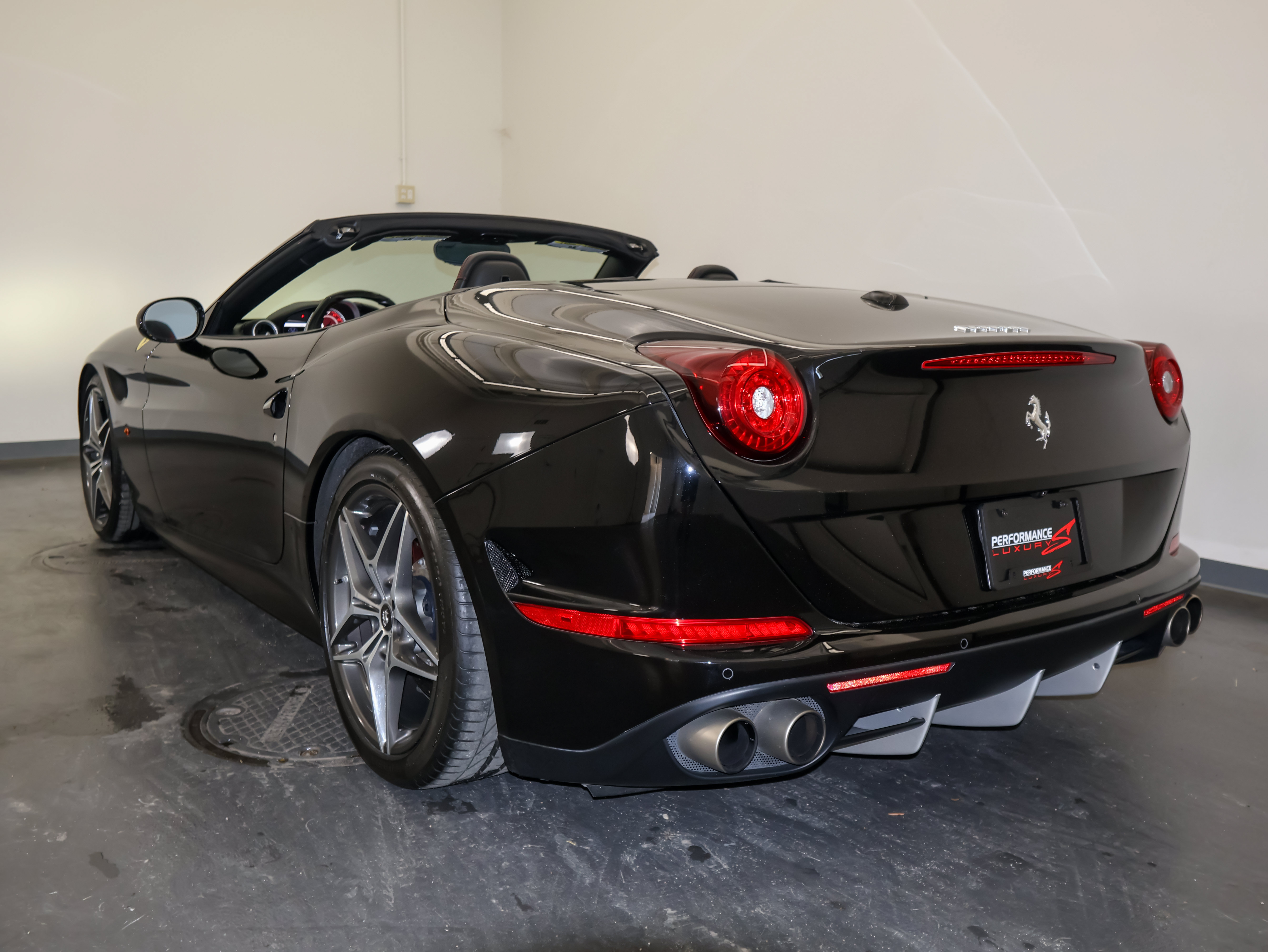 Used 2017 Ferrari California T RWD image 6