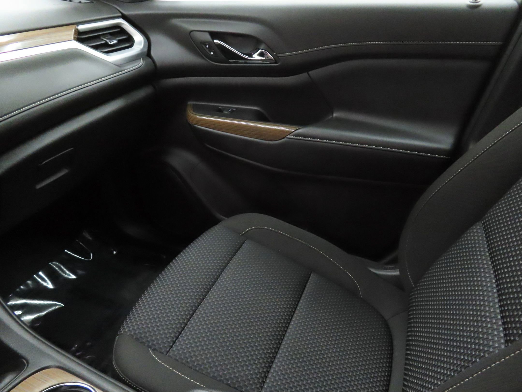 Used 2023 GMC Acadia SLE w/ Driver Convenience Package image 19