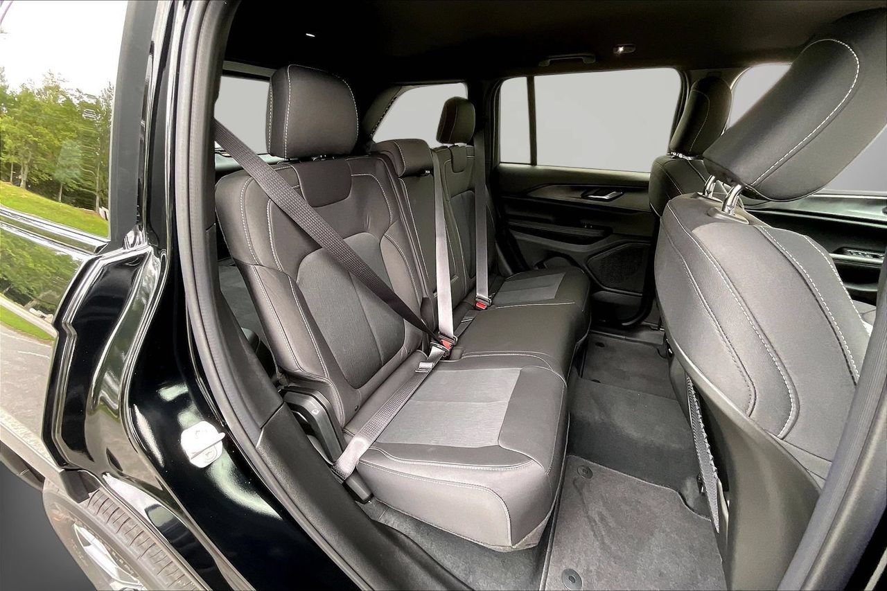 New 2027 Jeep Grand Cherokee Laredo RWD image 19