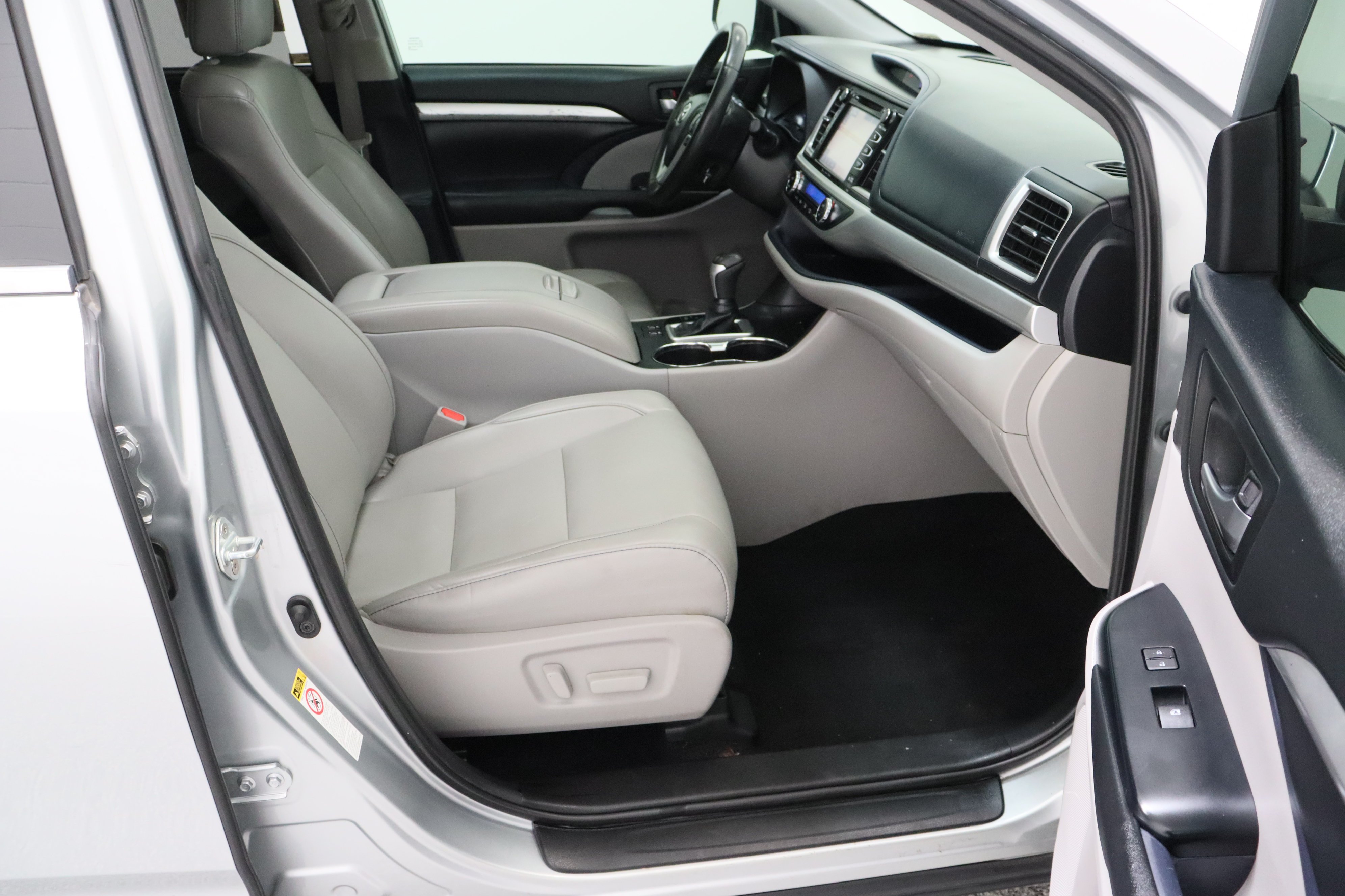 Used 2019 Toyota Highlander XLE FWD image 42