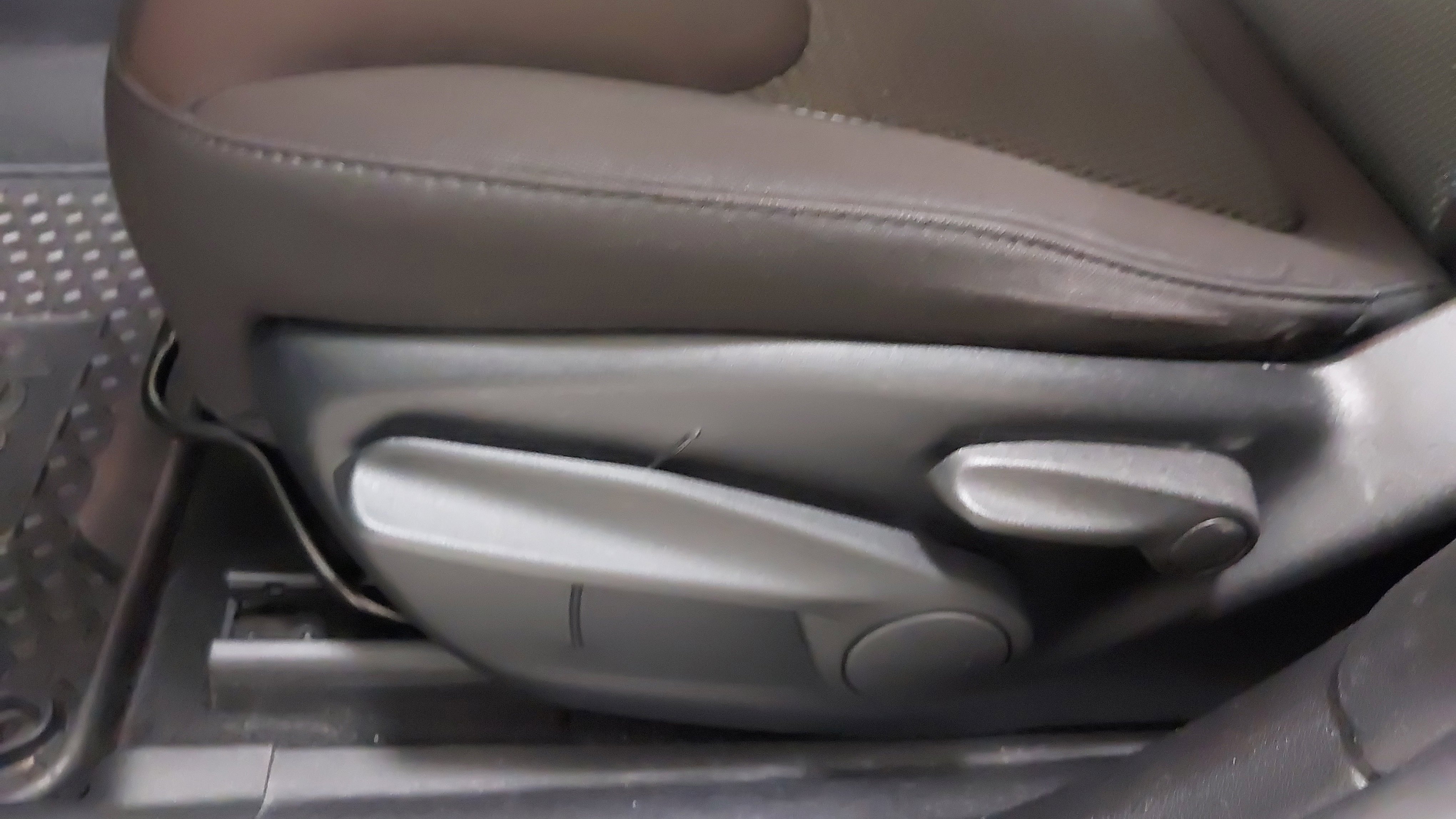 Used 2019 Jeep Cherokee Latitude w/ Cold Weather Group image 22