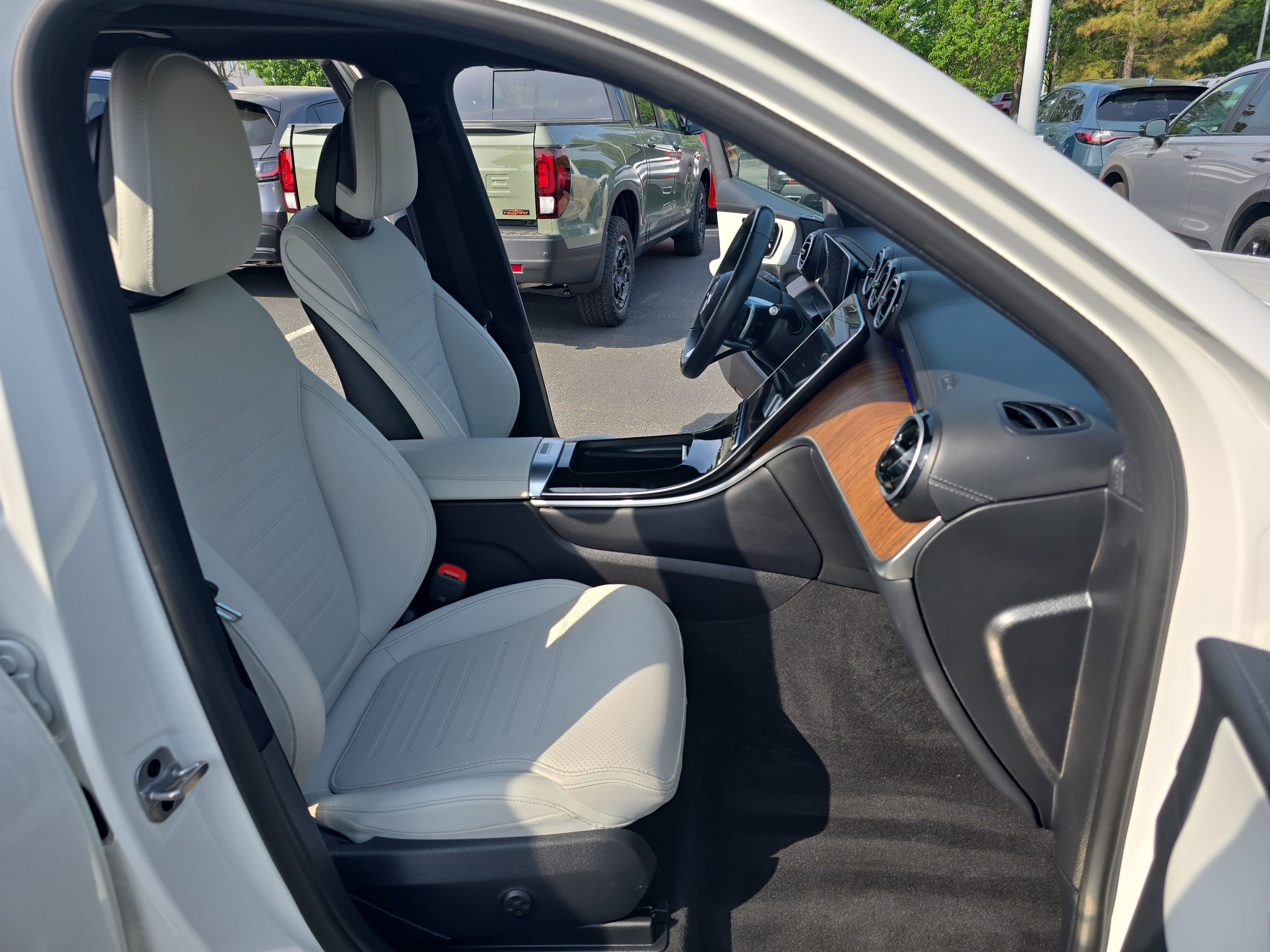 Used 2023 Mercedes-Benz GLC 300 4MATIC w/ AMG Line image 10
