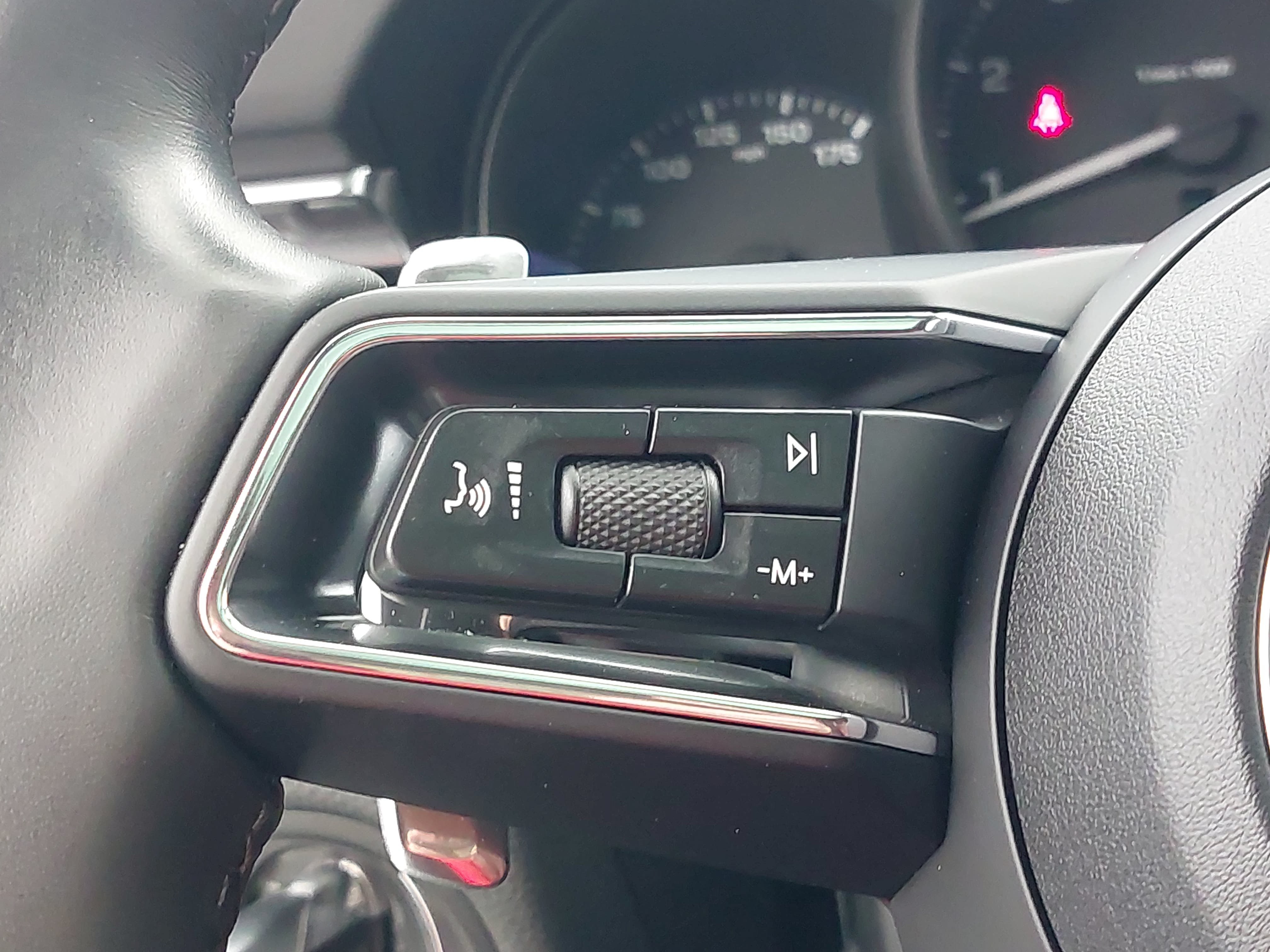 Certified 2025 Porsche Macan AWD/4WD image 19