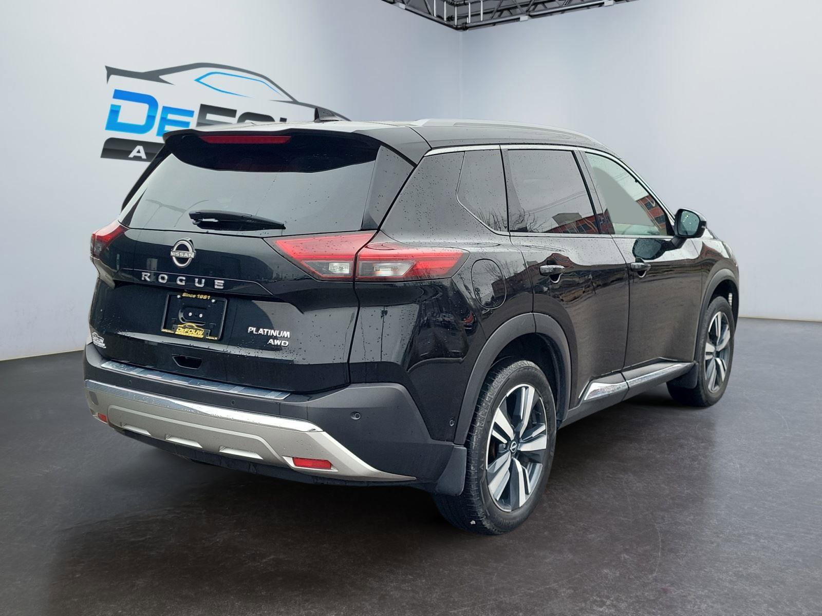 Used 2023 Nissan Rogue Platinum image 3