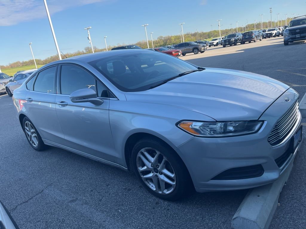 Used 2016 Ford Fusion SE image 4