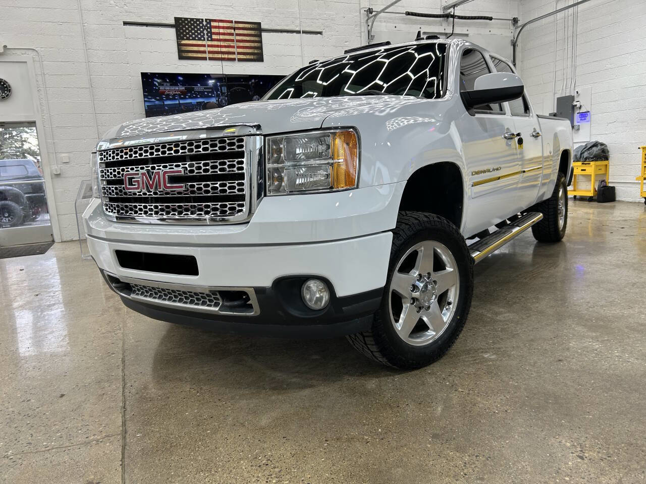 Used 2014 GMC Sierra 2500 Denali w/ Suspension Package, Off-Road image 3