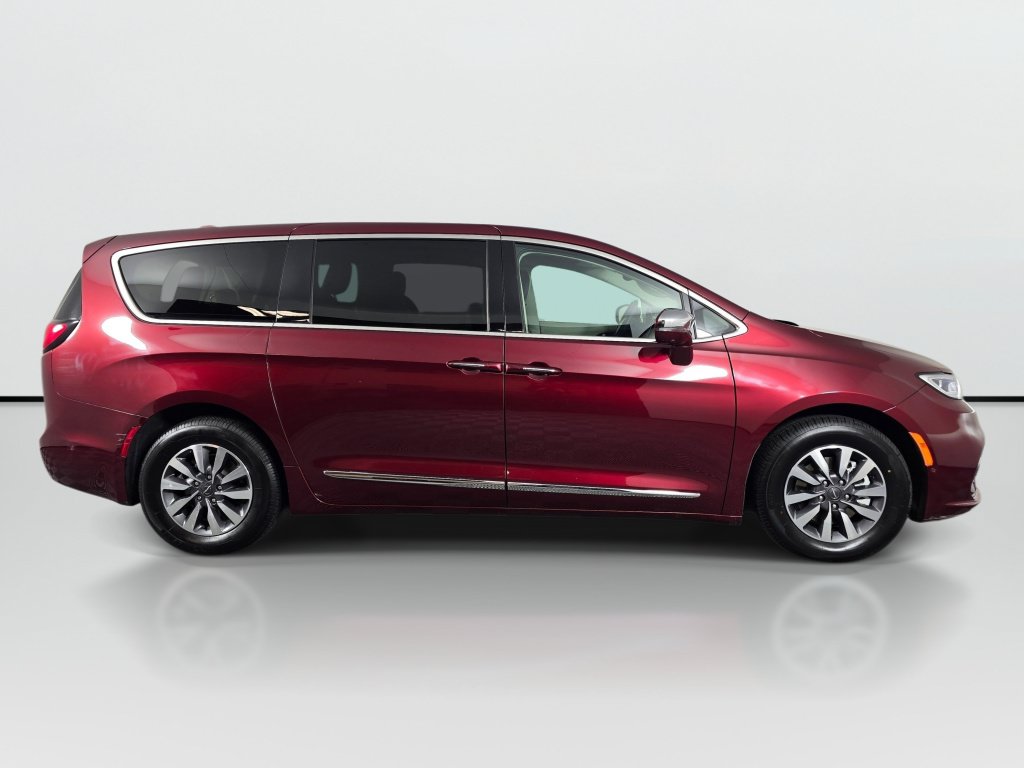 Used 2022 Chrysler Pacifica Limited w/ Uconnect Theater Family Group FWD image 2