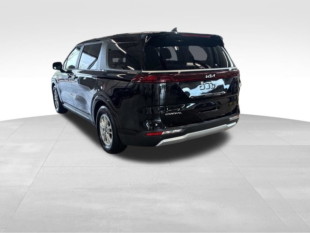 Certified 2024 Kia Carnival LX FWD image 4